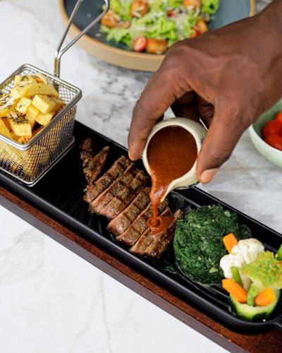 Makanan di atau berdekatan hotel