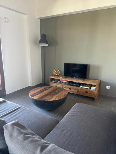 a living room with a large wooden bowl in the middle of the room at Villa Tichi in Kiriánna