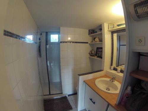 une salle de bain avec douche et lavabo dans l'établissement Belle villa 3km de la mer, à Marseillan