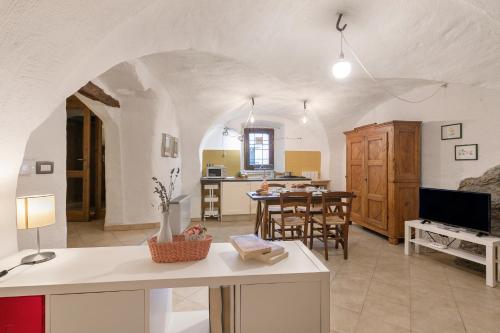 Una sala de estar con cocina y comedor. en La Casetta Del Borgo - Happy Rentals, en Usseaux