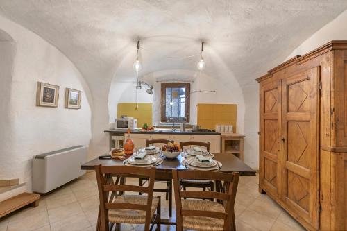 cocina con mesa y sillas y cocina con mesa y cocina en La Casetta Del Borgo - Happy Rentals, en Usseaux