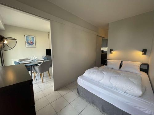 une chambre d'hôtel avec un lit et une salle à manger dans l'établissement Appt 2 pièces LA ROCHELLE - LR090-D212, à La Rochelle