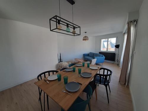 une table à manger et des chaises dans un salon dans l'établissement Spacious accomodation in Les Sables d'Olonne, à Les Sables-dʼOlonne