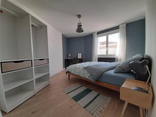 une chambre avec un lit et une fenêtre dans l'établissement Spacious accomodation in Les Sables d'Olonne, à Les Sables-dʼOlonne