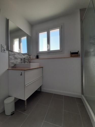 une salle de bain blanche avec un lavabo et une douche dans l'établissement Spacious accomodation in Les Sables d'Olonne, à Les Sables-dʼOlonne