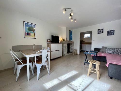 une cuisine et un salon avec une table et des chaises dans l'établissement Mais 3 pièces 4 couchages LA BREE LES BAINS LBO000-448, à La Brée-les-Bains
