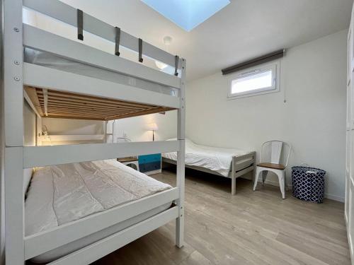 - une chambre avec deux lits superposés et un lit dans l'établissement Mais 3 pièces 4 couchages LA BREE LES BAINS LBO000-448, à La Brée-les-Bains