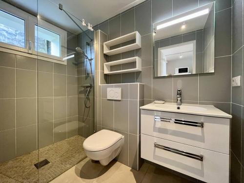 une salle de bain avec toilettes, lavabo et miroir dans l'établissement Mais 3 pièces 4 couchages LA BREE LES BAINS LBO000-448, à La Brée-les-Bains