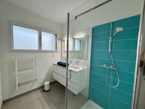 Koupelna v ubytování Maison contemporaine refaite à neuf - À 50M de l'océan