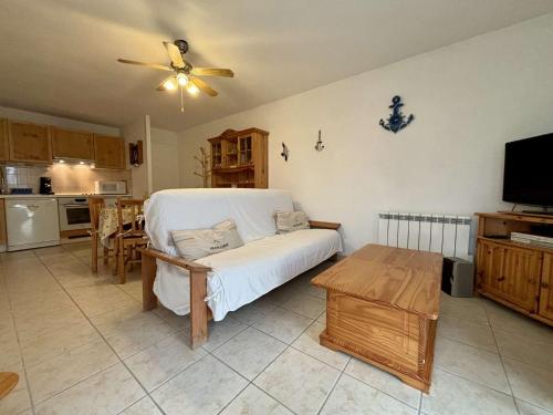 un salon avec un canapé blanc et une table dans l'établissement Appartement 2 pièces 4 couchages Saint Geoges d'Oléron SGO000-611, à Boyardville