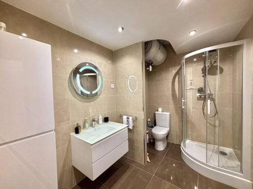 une salle de bain avec un lavabo, une douche et des toilettes dans l'établissement Studio vue mer le Neptune sanguinaires Ajaccio, à Ajaccio