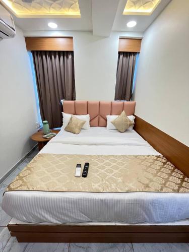a bedroom with a large bed with at Hotel Melbourne in Gandhinagar