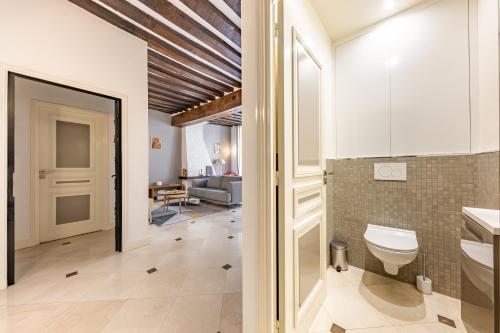 une salle de bain avec un lavabo et des toilettes dans l'établissement Charming Apartment 2BR 6P St-Germain-des-prés, à Paris