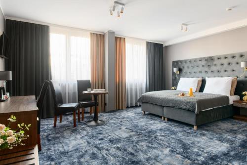 a hotel room with a bed and a desk at Hotel Mieszko in Gorzów Wielkopolski