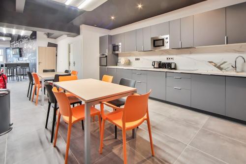 a kitchen and dining room with a table and chairs at 10 Studio Charenton Chambre Fitness Cinema in Charenton-le-Pont