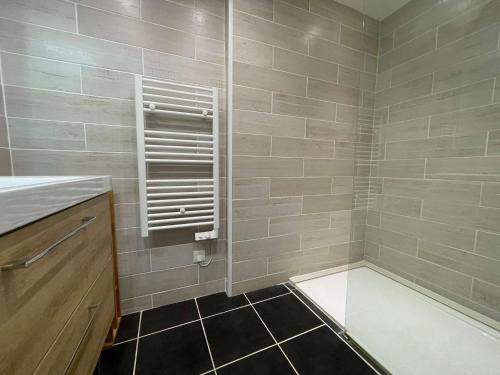 La salle de bains est pourvue d'une douche carrelée et d'une fenêtre. dans l'établissement Appt 2 pièces LA ROCHELLE - LR180-024, à La Rochelle