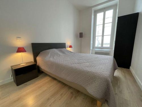 une chambre avec un grand lit et une fenêtre dans l'établissement Appt 2 pièces LA ROCHELLE - LR180-024, à La Rochelle