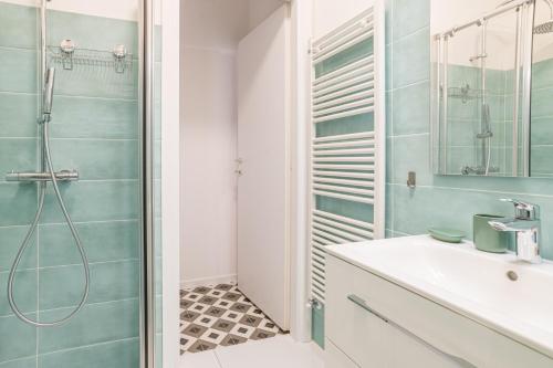 a bathroom with a shower and a sink at Casa Bar - Cozy Apartments Lake Como in Dongo
