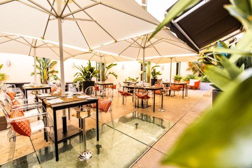 an outdoor patio with tables and chairs and umbrellas at Hotel Real Palacio in Lisbon