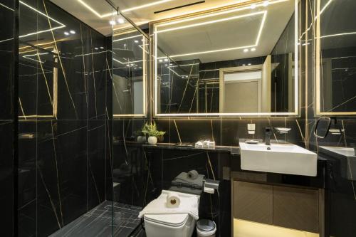 Ένα μπάνιο στο Stylish 3 Bedroom in JVC