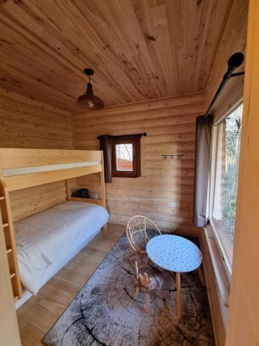 Ένα ή περισσότερα κρεβάτια σε δωμάτιο στο Les Lodges Du Reynou