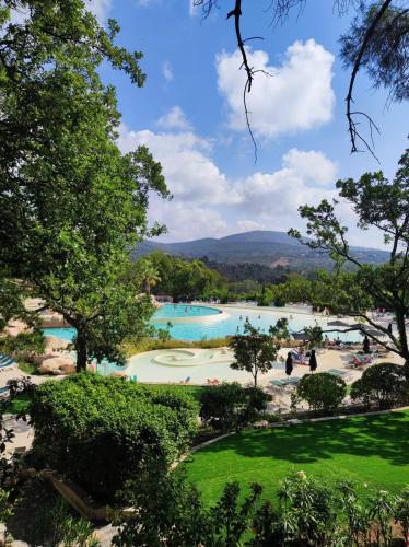 une vue sur la piscine du complexe dans l'établissement Villa Solenzaïa, à Grimaud