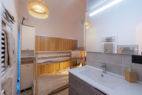 une salle de bain avec un lavabo et un miroir dans l'établissement Serre-Chevalier T4 luxe pied pistes, au Monêtier-les-Bains