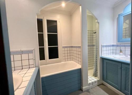 a bathroom with a tub and a shower and a sink at Villa Solenzaïa in Grimaud