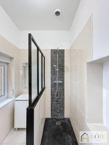 une salle de bain avec une douche à l'italienne et un lavabo dans l'établissement Elégance Marine - 2 CH Vue Mer, à Bray-Dunes