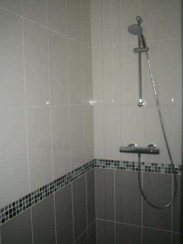une salle de bain avec une douche avec pommeau de douche dans l'établissement Villa près Honfleur, à Pennedepie