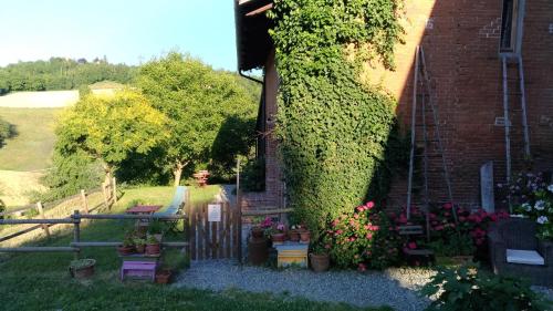 a garden with flowers and plants next to a building at I Conti della Serva in Cinzano