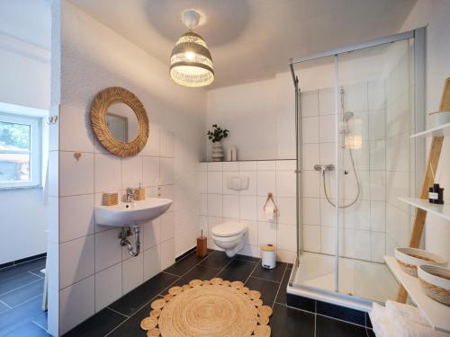 Koupelna v ubytování Gemütliche FeWo nahe der Mosel - Perfekt für Familien & Weinliebhaber bis 7 Personen - Top Lage - Traben-Trarbach