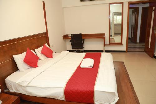 Postel nebo postele na pokoji v ubytování Sri Vishnu Inn