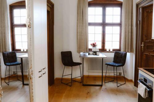 Dapur atau dapur kecil di Luxurious Castle Retreat in Austria Little Versailles with Nearby Spas