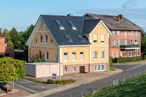 a group of houses on the side of a road at Moderne Fewo "Feuerwache" direkt am Elbdeich bei Moldenhauer in Twielenfleth