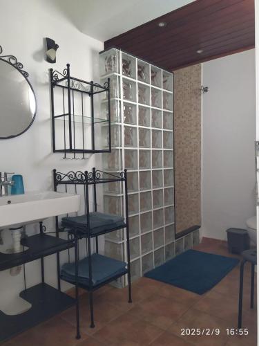a bathroom with a glass block wall next to a sink at Escapada de ensueño Conchaseaview in Playa Honda