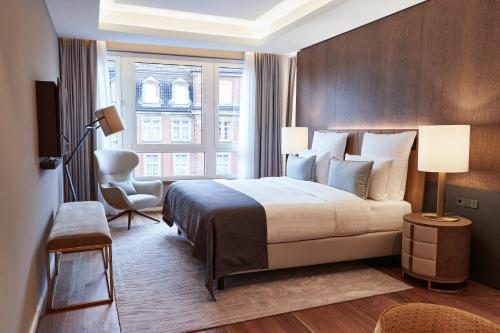 a hotel room with a bed and a window at Steigenberger Hotel Hamburg in Hamburg