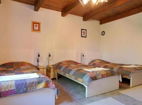 En eller flere senge i et værelse på Holiday Home Saniv