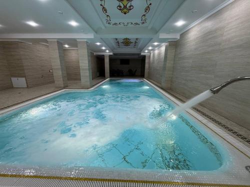 Бассейн в Ko'k Saroy Plaza Hotel или поблизости