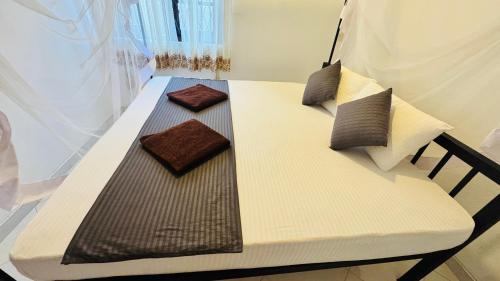 Una cama o camas en una habitación de The Village Home