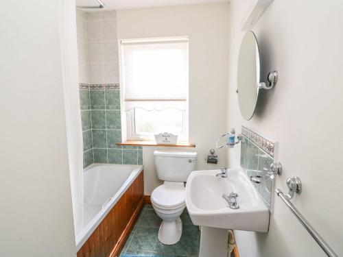 e bagno con lavandino, servizi igienici e vasca. di 18 Dalewood a Glengarriff