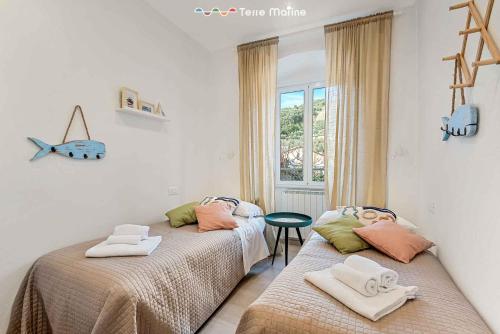 deux lits jumeaux dans une chambre avec fenêtre dans l'établissement L'Antica Piazzetta, Terre Marine, à Monterosso al Mare