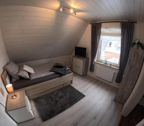 an overhead view of a room with a bed and a window at Fewo Zeitzauber in Marsberg