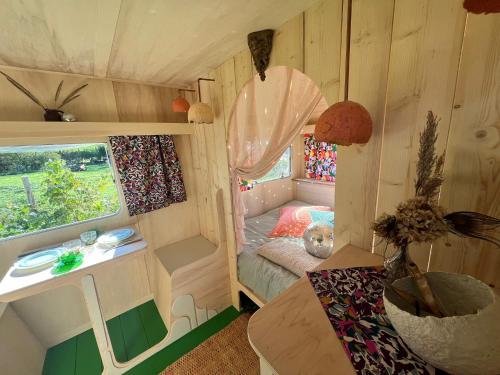 une petite chambre avec un lit et un bureau dans l'établissement Camping Les Ronds Duval face aux îles anglo-normandes, à Les Moitiers-dʼAllonne