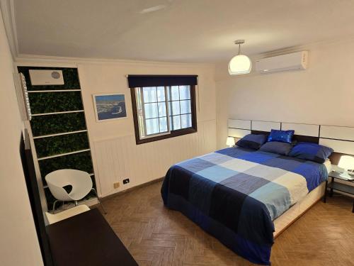 サンミゲル・デ・アボナにある2-Bed Apt Sleeps 4 Steps out on to the Poolのベッドルーム(青と白のベッド1台、窓付)