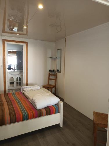 une petite chambre avec un lit et une fenêtre dans l'établissement Appartement avec terrasse a deux pas des thermes, à Bourbon-lʼArchambault