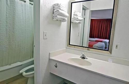 Koupelna v ubytování Motel 6-McKinney, TX - North