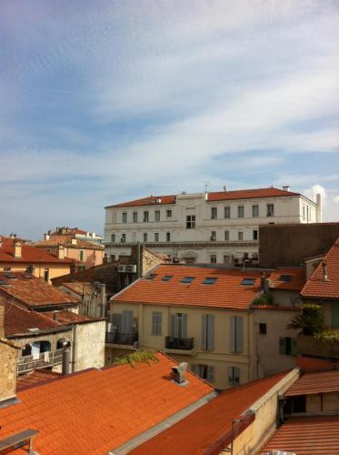 3 ROOMS - DOWNTOWN CANNES - 2 MIN FROM PALAIS Festivals