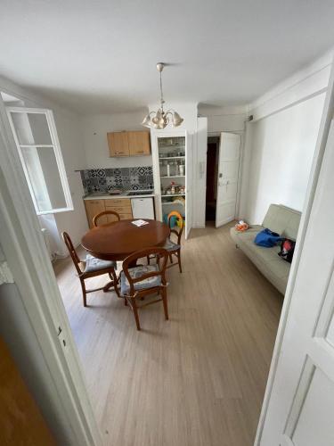 une cuisine et une salle à manger avec une table et des chaises dans l'établissement Noir et Blanc, à Tende