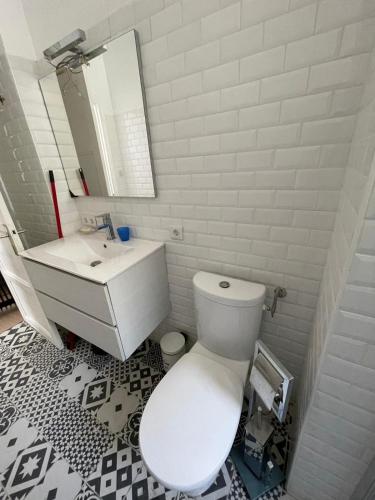 une salle de bain avec des toilettes blanches et un lavabo dans l'établissement Noir et Blanc, à Tende